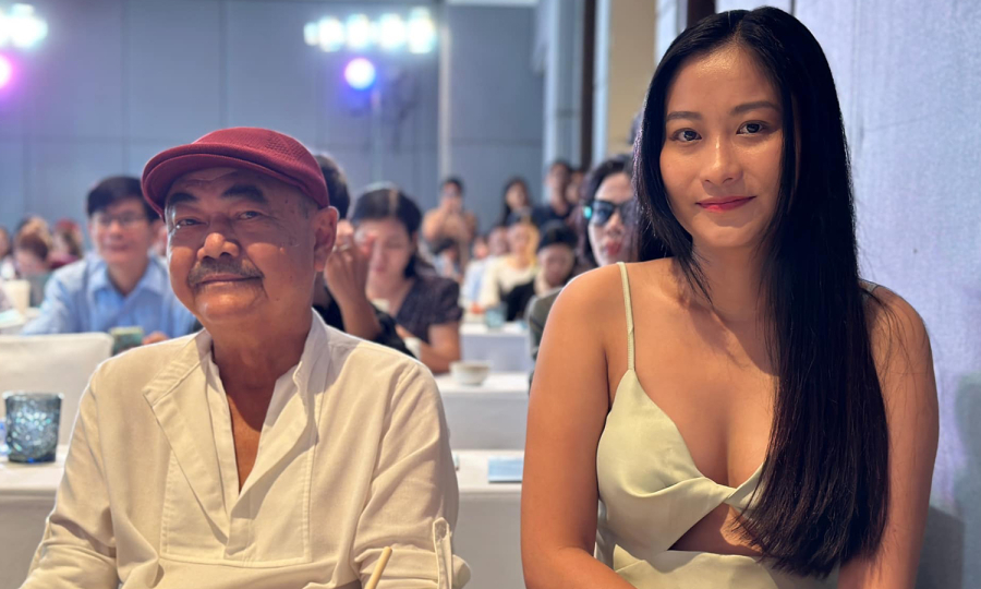 Bạn gái kém 36 tuổi mặc hở bạo dự sự kiện cùng Việt Anh