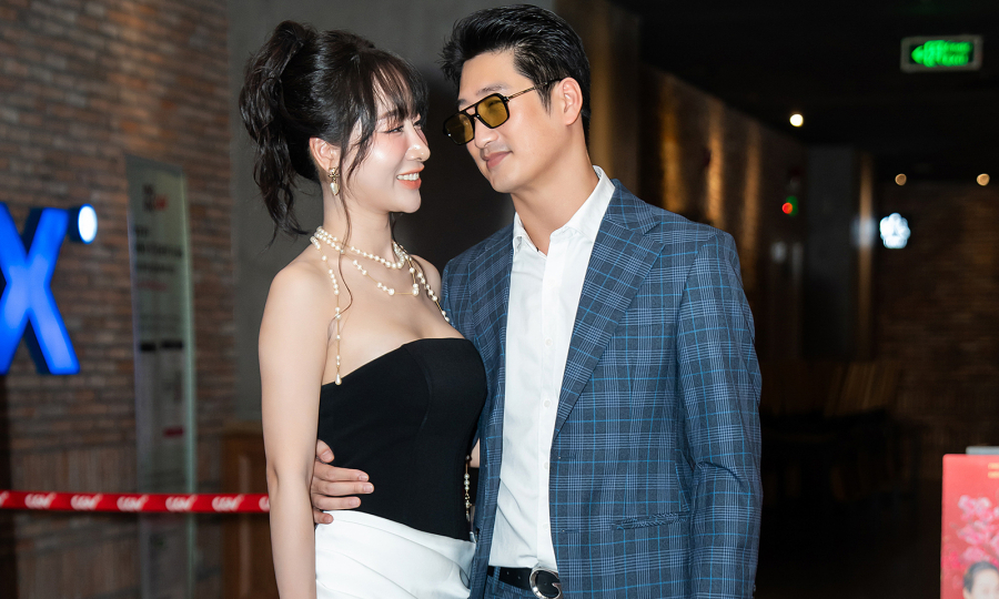 Ngọc Quỳnh và bạn gái tình tứ dự sự kiện