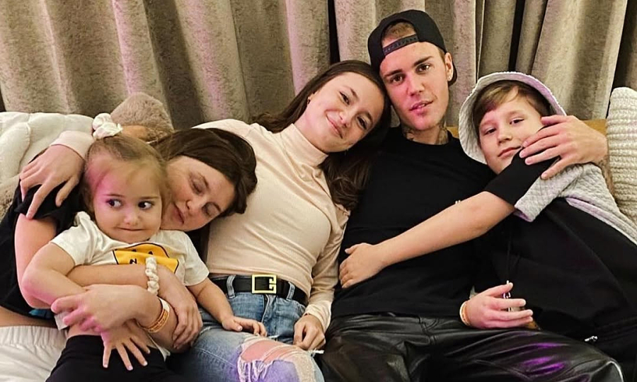 Justin Bieber sum vầy bên các em cùng cha khác mẹ