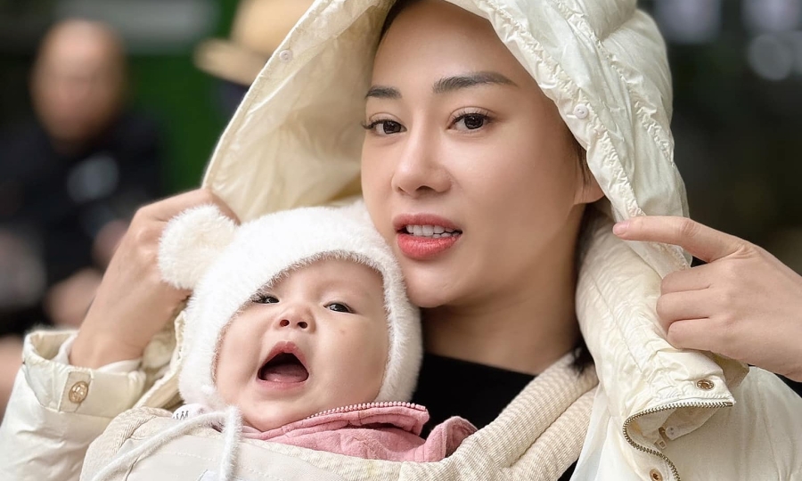 Phương Oanh tan chảy khi con gái lần đầu nói 'dạ'