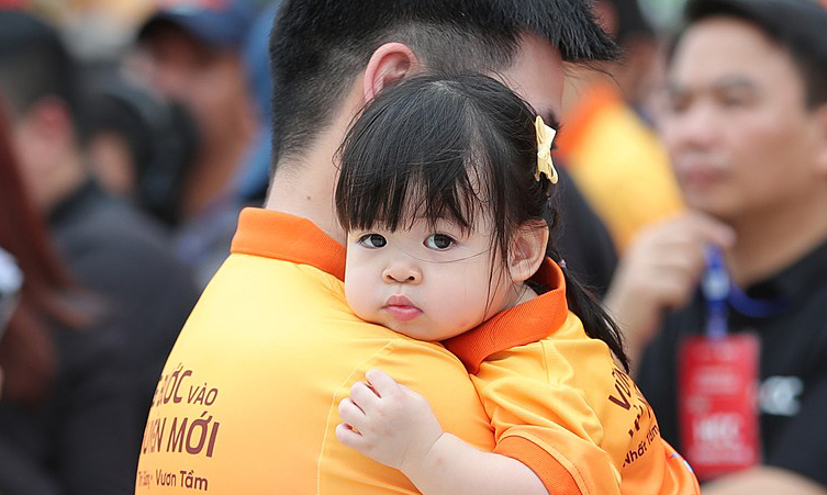 Con gái Đỗ Mỹ Linh theo bố mẹ đi sự kiện