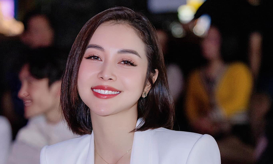 Vẻ trẻ trung của Jennifer Phạm khi để tóc ngắn
