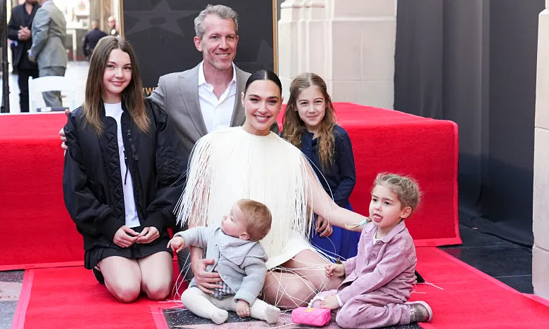 Chồng đưa bốn con gái đến ủng hộ Gal Gadot trên Đại lộ Danh vọng Hollywood