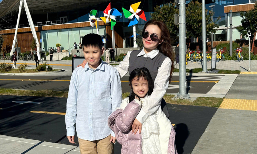 Hai con theo Vy Oanh sang Mỹ công tác