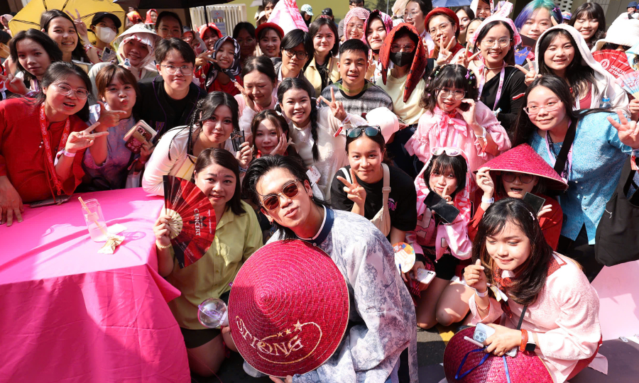 Hàng nghìn fan mặc áo dài, đổ về concert 'Anh trai vượt ngàn chông gai'
