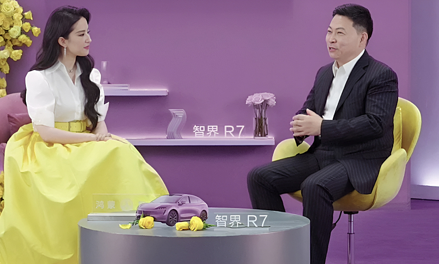Lưu Diệc Phi xuất hiện cùng 'tình tin đồn'