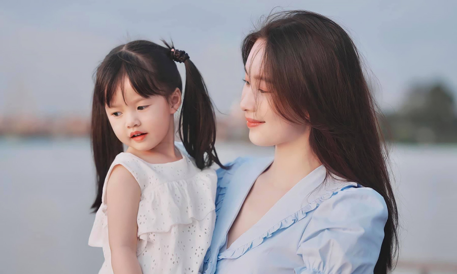 Con gái 7 tuổi của Đặng Thu Thảo được khen càng lớn càng xinh