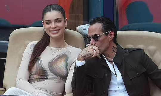 Marc Anthony âu yếm vợ hoa hậu chốn đông người