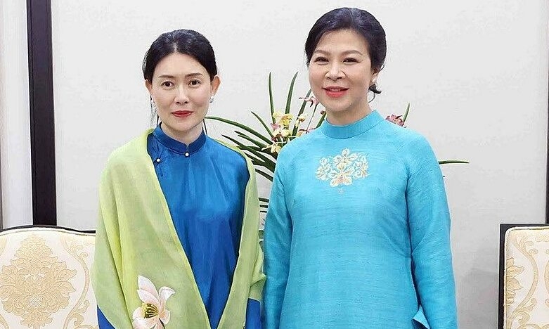 Phu nhân Thủ tướng Singapore gây sốt khi mặc áo dài may trong hai ngày