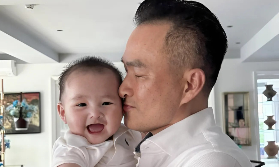Ảnh sao 8/4: 'Bố bỉm sữa' Chi Bảo cưng nựng con gái