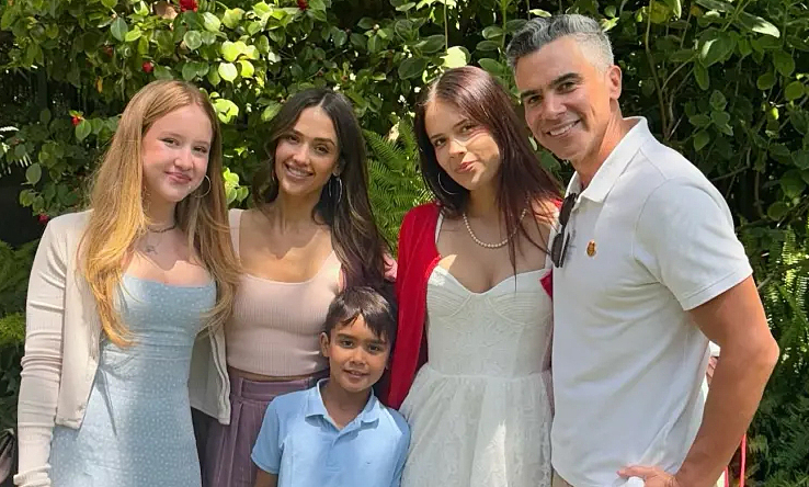Jessica Alba đoàn tụ với chồng cũ dịp lễ Phục sinh