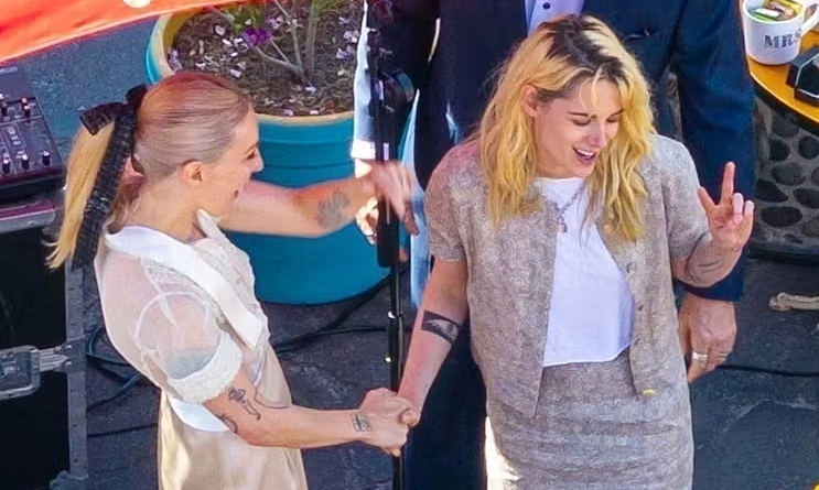 Trang phục cưới khác biệt của Kristen Stewart và bạn đời đồng giới
