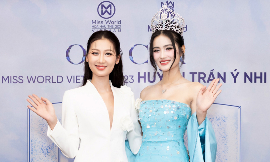 Quế Anh mặc khác biệt dàn hậu tới cổ vũ Ý Nhi