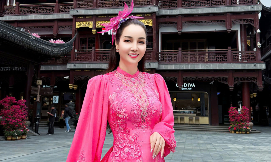 Mai Thu Huyền diện áo dài đi sự kiện ở Thượng Hải
