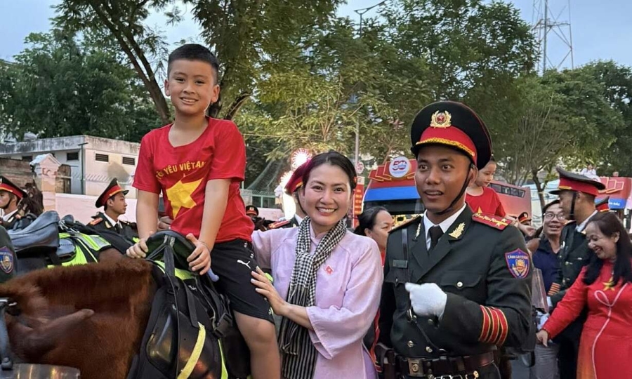 Ngọc Lan và con trai phấn khích khi xem diễu binh