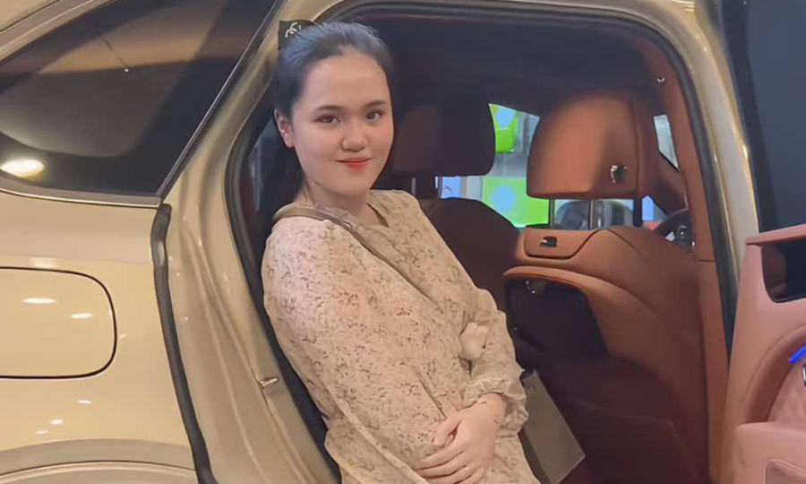 Vợ cầu thủ Duy Mạnh bị bàn tán khi diện đồ hiệu hơn nửa tỷ đồng