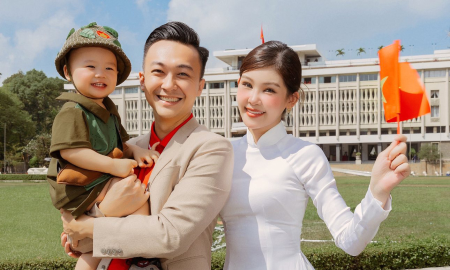 Con trai Ngân Anh hóa bộ đội nhí chụp ảnh ở Dinh Độc Lập
