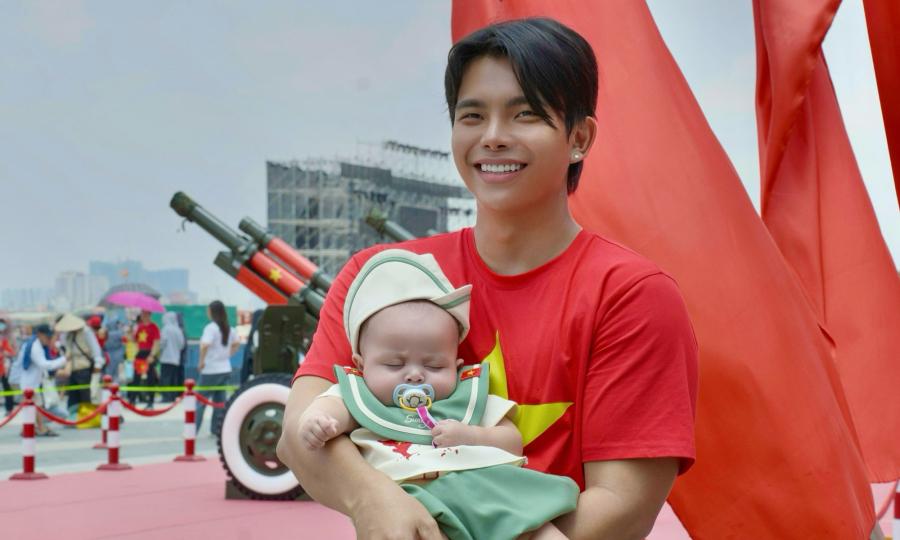 Con gái NTK Đỗ Long hóa giao liên nhí