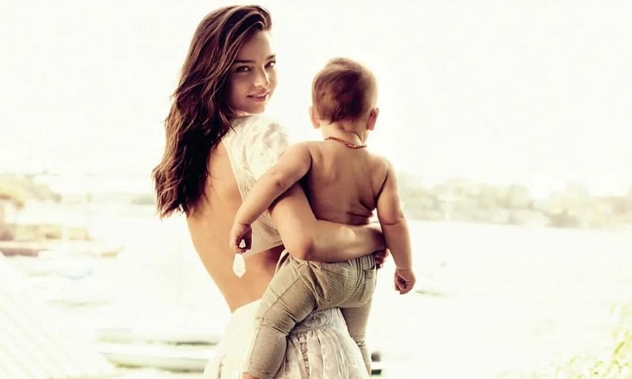 'Gái bốn con' Miranda Kerr giữ eo thon dù không ăn kiêng