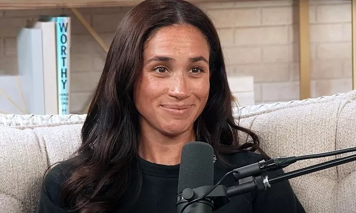 Meghan để mặt mộc quay podcast
