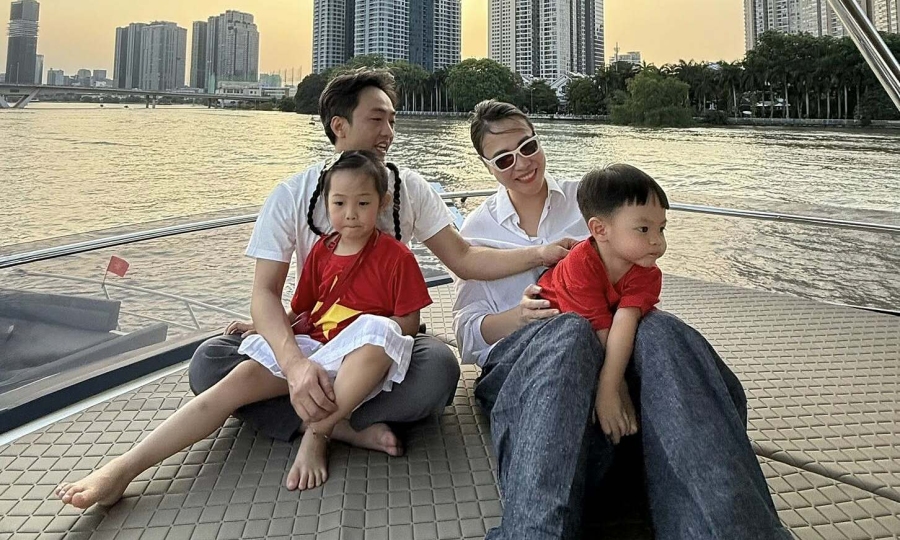 Gia đình Cường Đôla đi du thuyền ngắm hoàng hôn