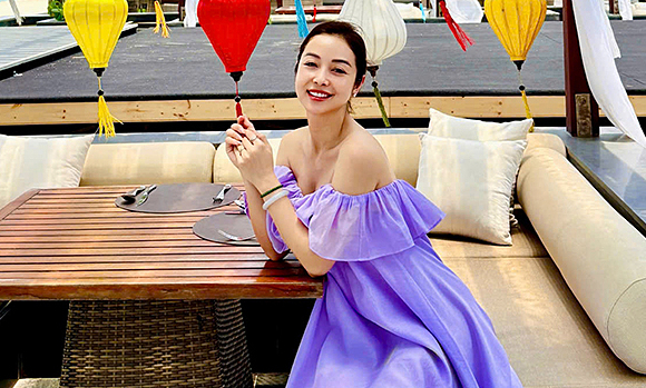 Jennifer Phạm khoe vẻ gợi cảm khi du lịch Đà Nẵng