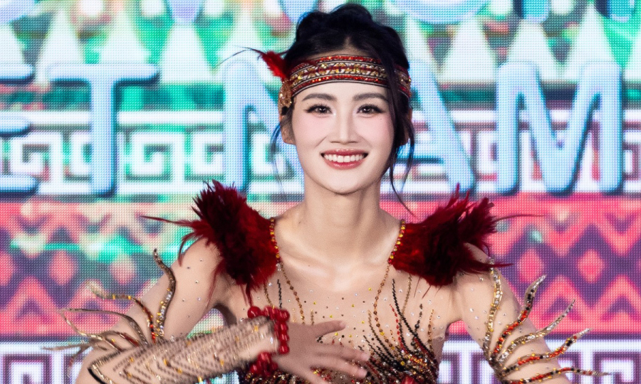 Ý Nhi nhảy 'Vũ điệu đại ngàn' ở khai mạc Miss World