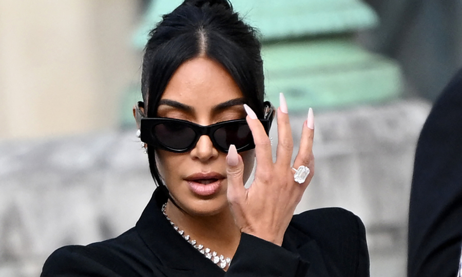 Kim Kardashian bật khóc khi làm chứng trước tòa về vụ cướp tại Paris