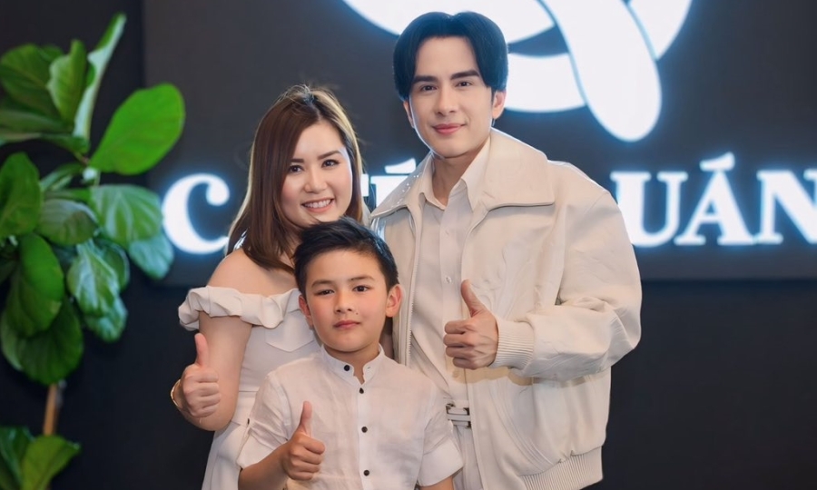 Đan Trường phụ vợ cũ khai trương nhà hàng