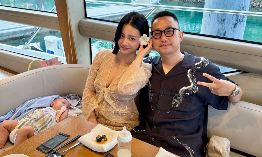 MC Quỳnh Chi đưa con gái ba tháng tuổi du lịch biển