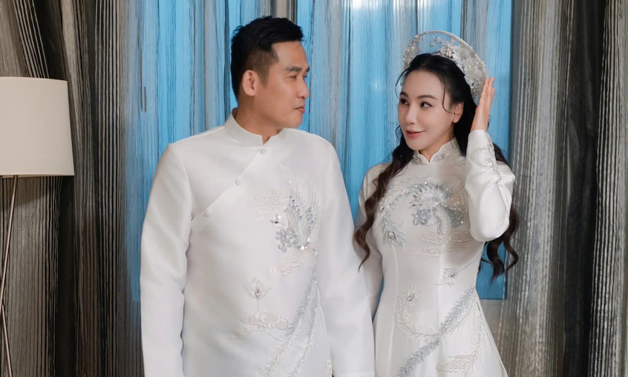 Vợ chồng Hồ Quỳnh Hương diện áo dài cưới họa tiết chim phượng hoàng
