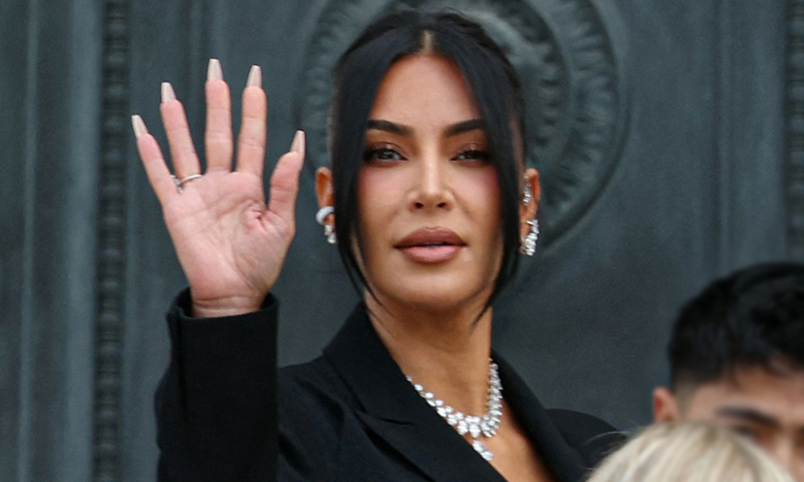 Tỷ phú Kim Kardashian mặc lộng lẫy, dát kim cương đến tòa