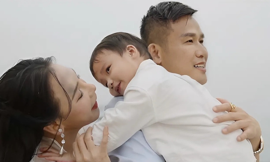 Vợ chồng Hồ Quỳnh Hương cùng con trai ôn lại hành trình 9 năm