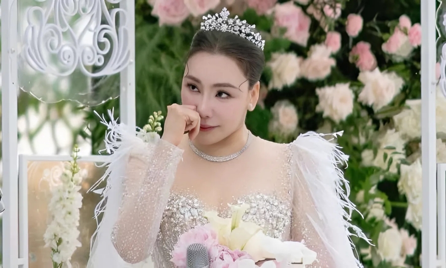 Hồ Quỳnh Hương khóc khi nghe con trai nói yêu bố mẹ
