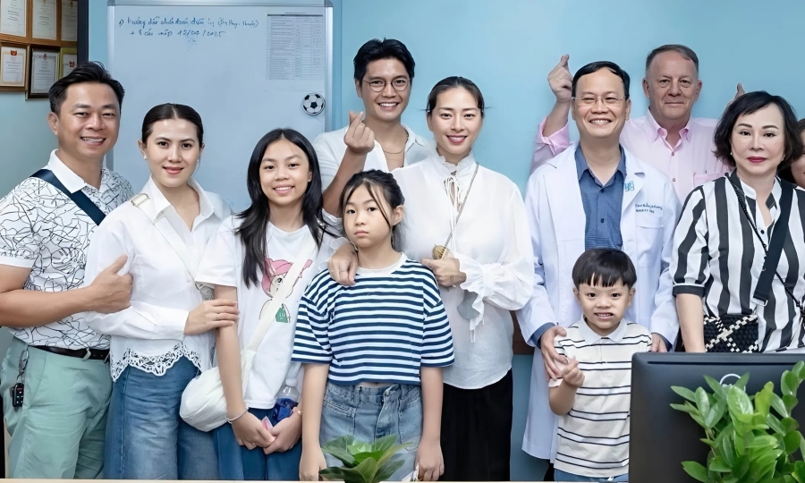 Ảnh sao 19/5: Ngô Thanh Vân bế bầu cùng chồng làm từ thiện