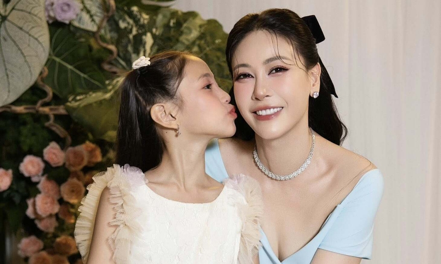 Hà Kiều Anh mở tiệc mừng sinh nhật bên gia đình, bạn bè
