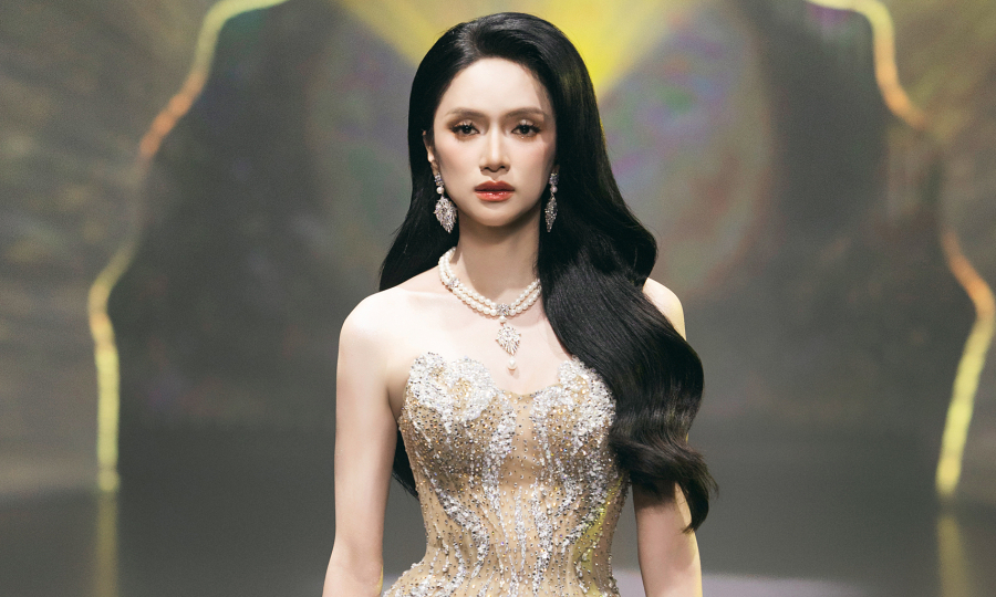 Hoa hậu Hương Giang lột váy trên sàn diễn khi làm vedette