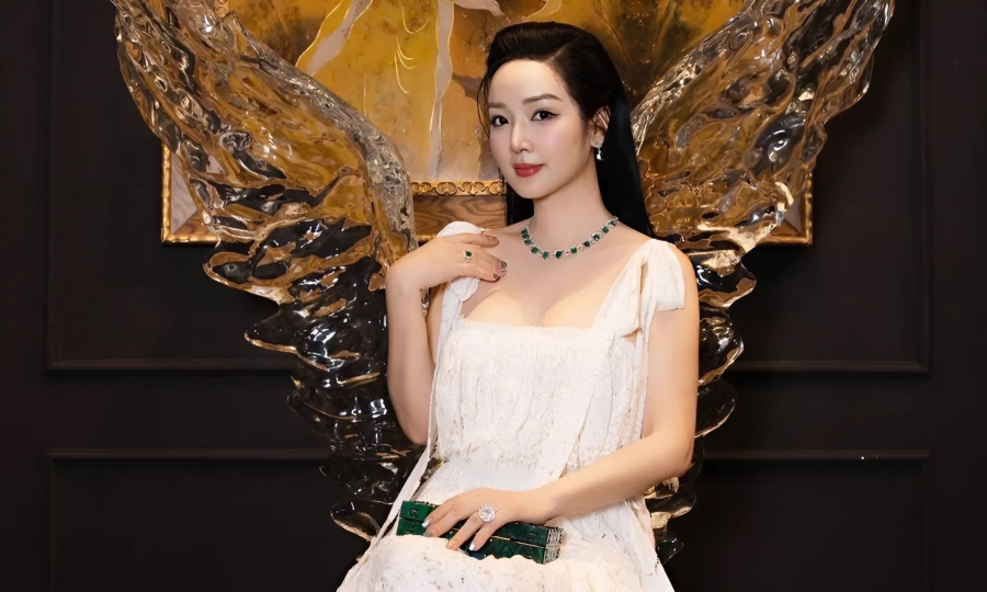 Giáng My khoe ngực đầy khi dự sự kiện cùng dàn sao
