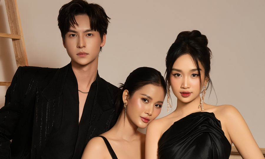 Hương Ly tạo dáng bên hai trò cưng