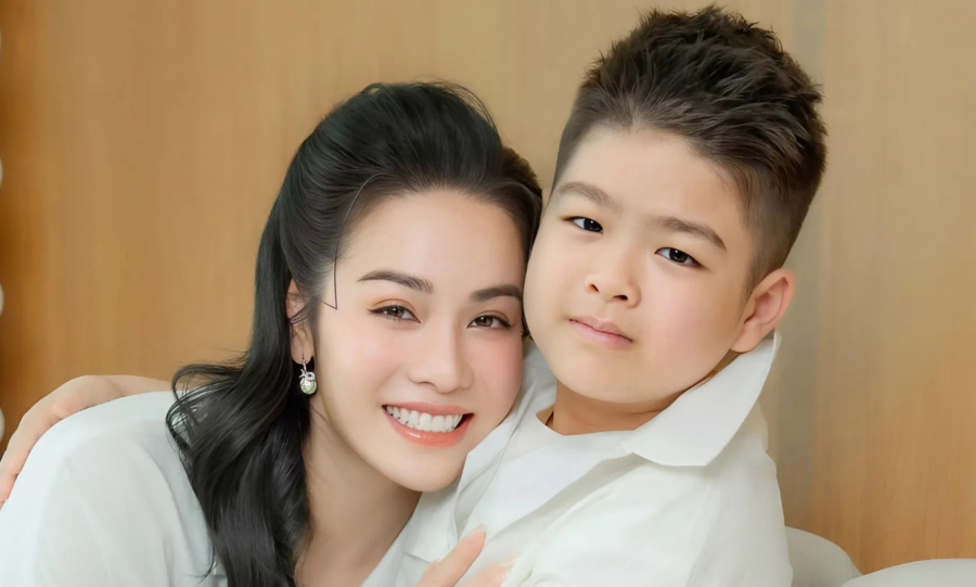 Nhật Kim Anh dành cuối tuần chơi đùa cùng con trai