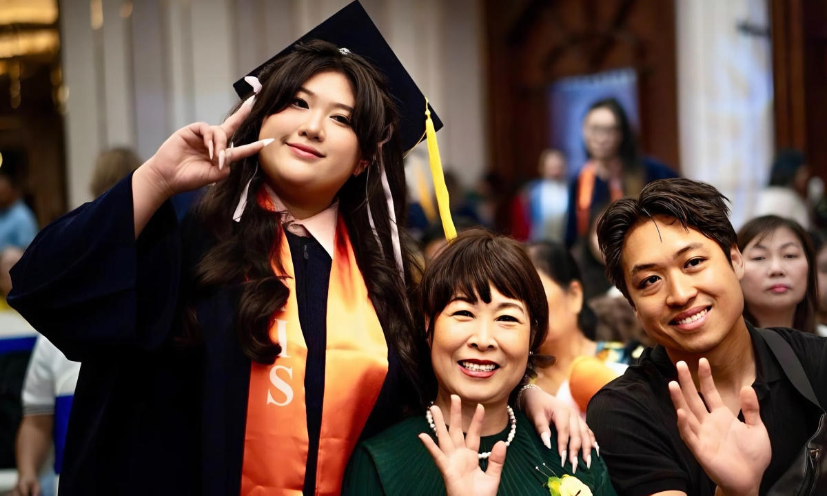 Hồng Vân mừng con út tốt nghiệp THPT