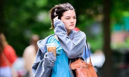 Suri Cruise mặc giản dị, đi chơi bằng tàu điện ngầm