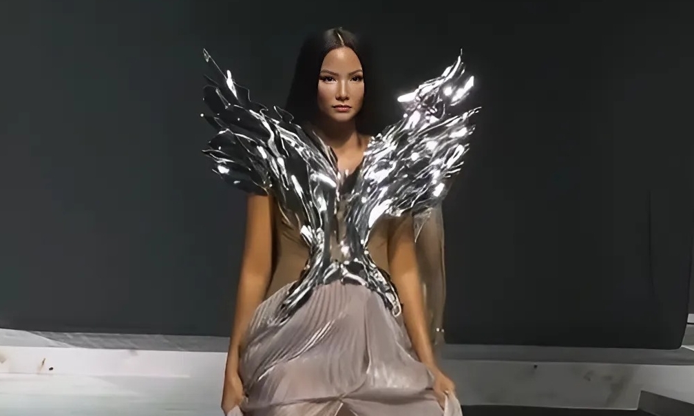 H'Hen Nie hồi hộp khi bế bầu catwalk