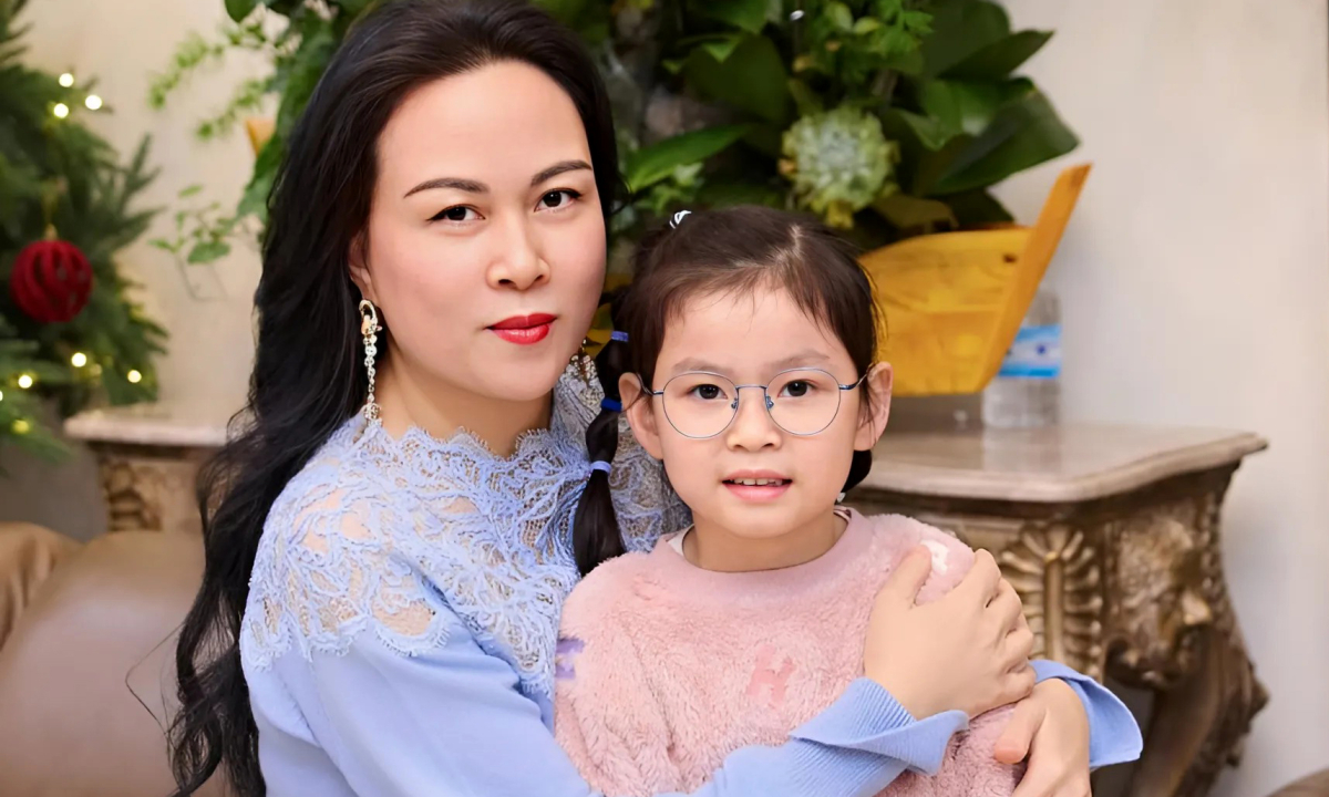 Phượng Chanel đưa con gái vào Nam thăm bố, đi từ thiện