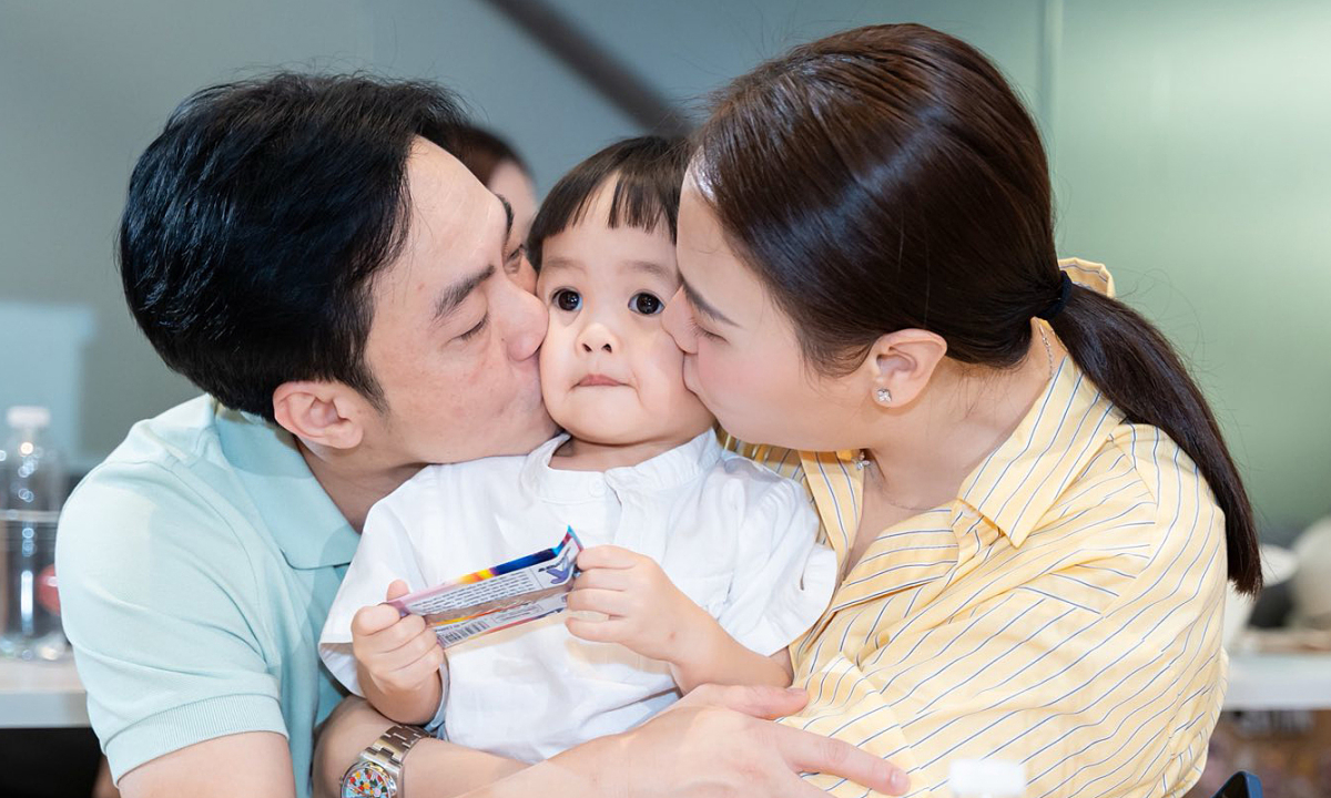 Vợ chồng Cường Đôla cùng thơm lõm má con trai Sutin