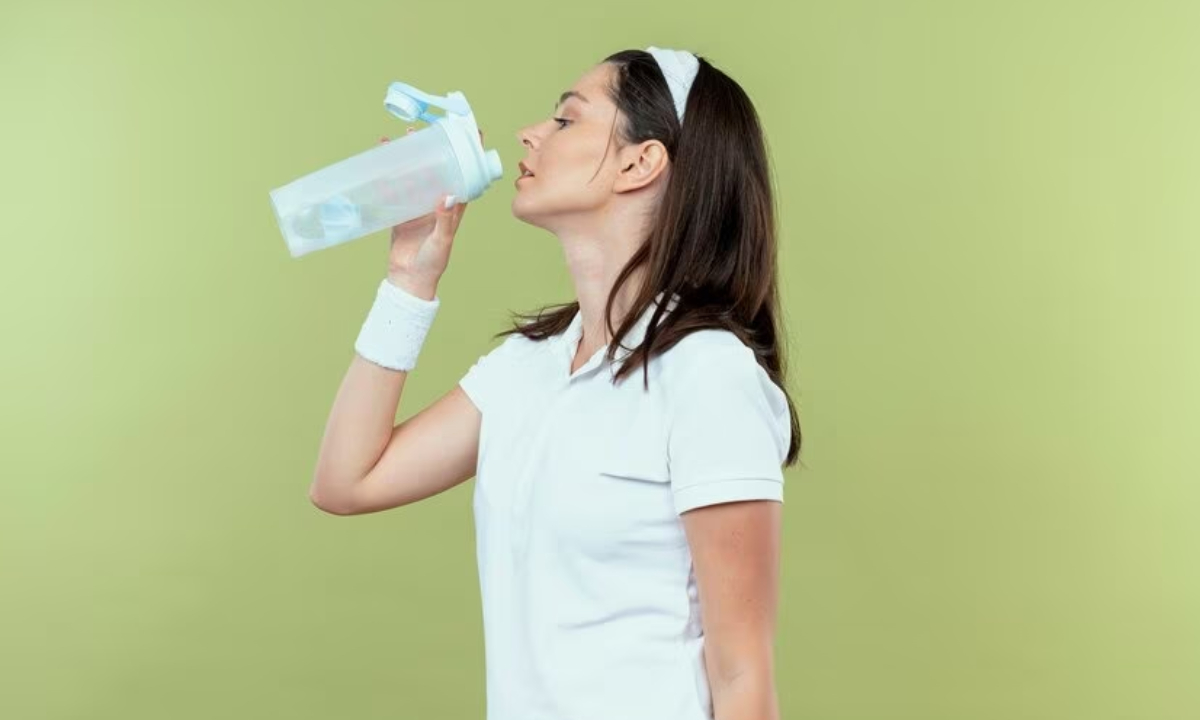 7 tác hại của việc thường xuyên đứng uống nước