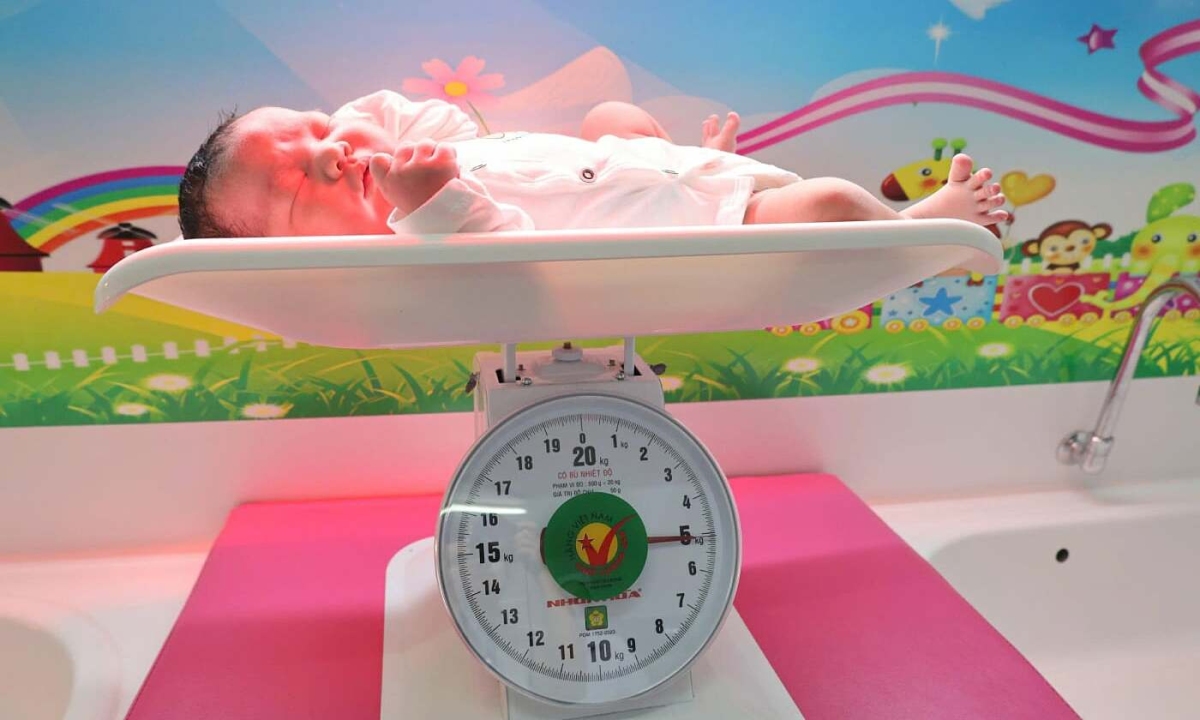 Bé trai chào đời nặng 5,1 kg ở Nghệ An