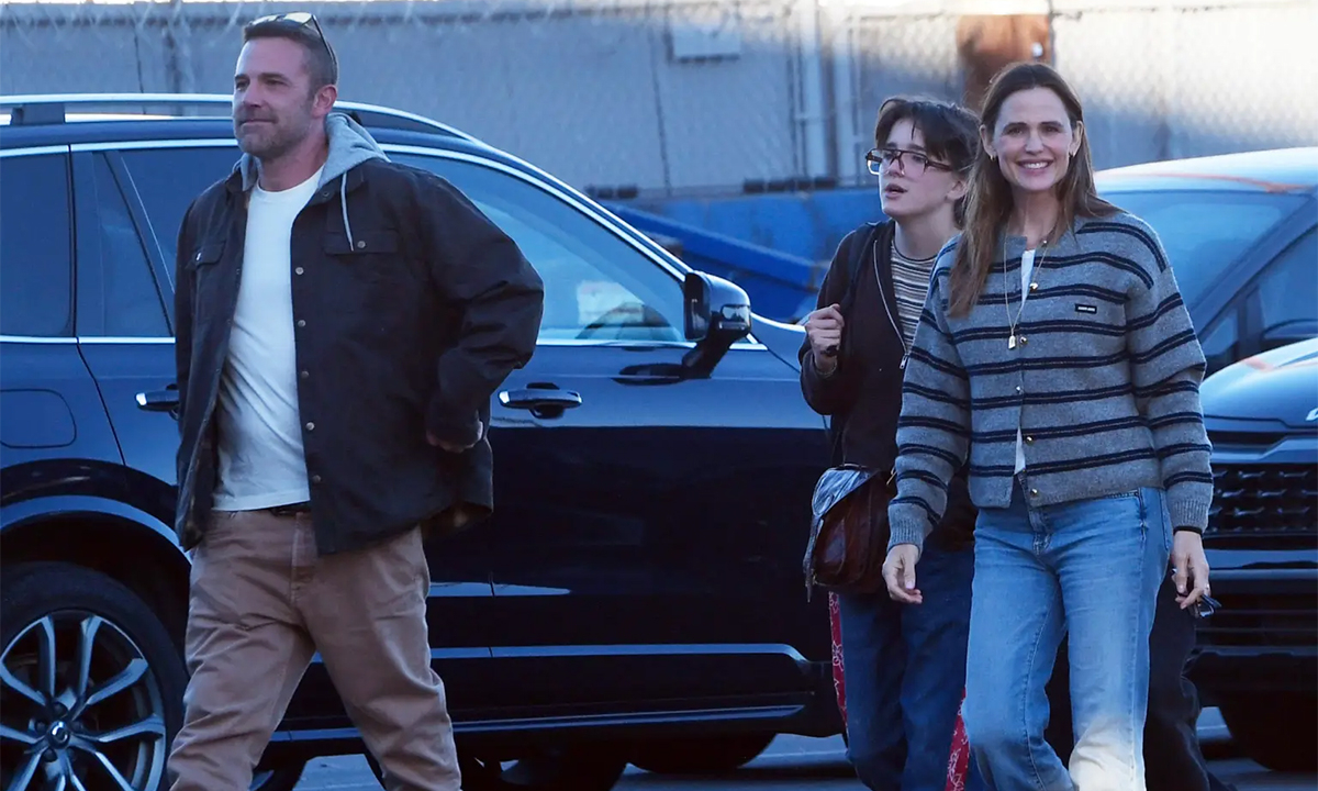 Ben Affleck đi xem phim với Jennifer Garner và hai con