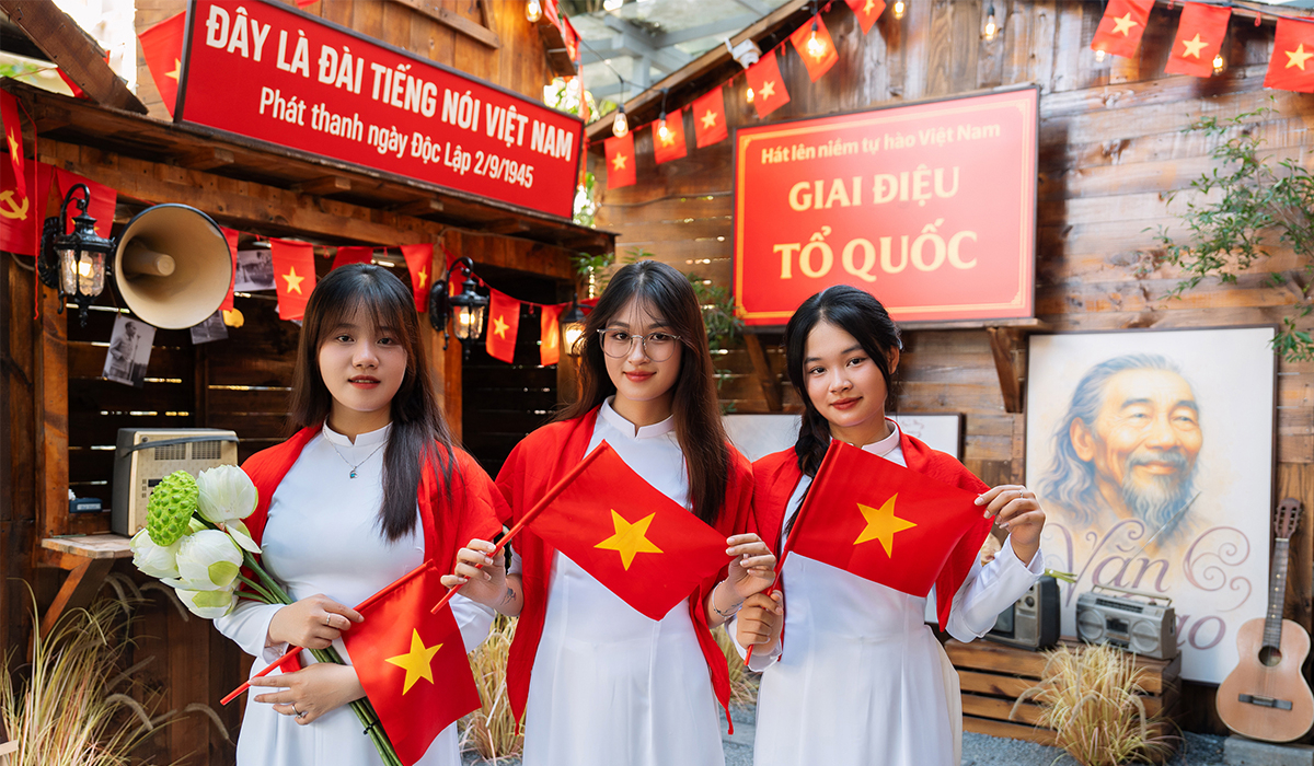 'Cà phê yêu nước' rực sắc đỏ, hút giới trẻ check in dịp 2/9