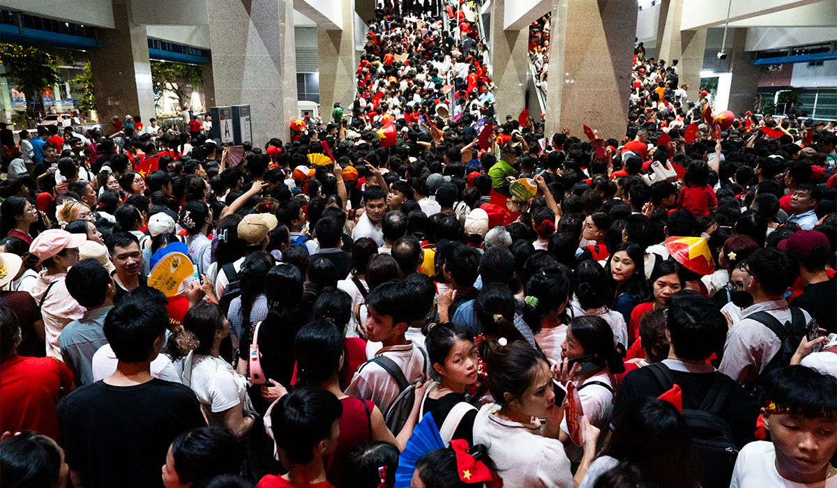 Hàng nghìn người chen lấn lên tàu điện Cát Linh - Hà Đông sau hợp luyện